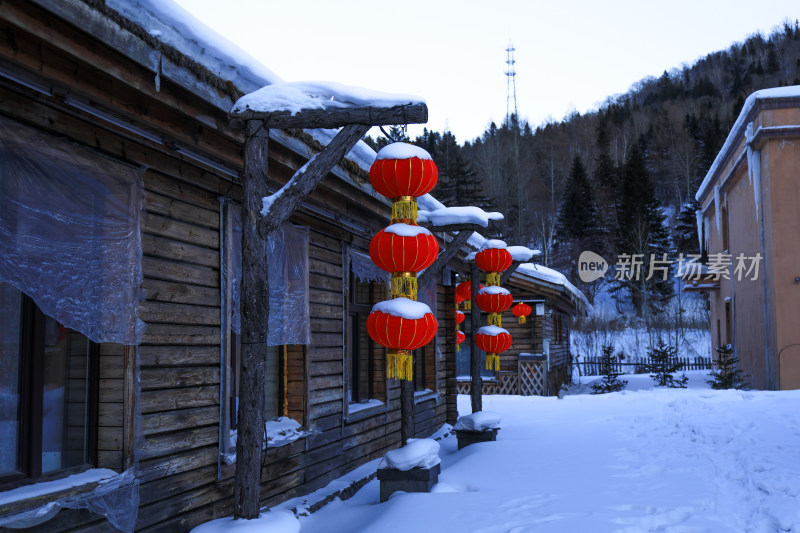 冬天大雪新年挂灯笼村庄