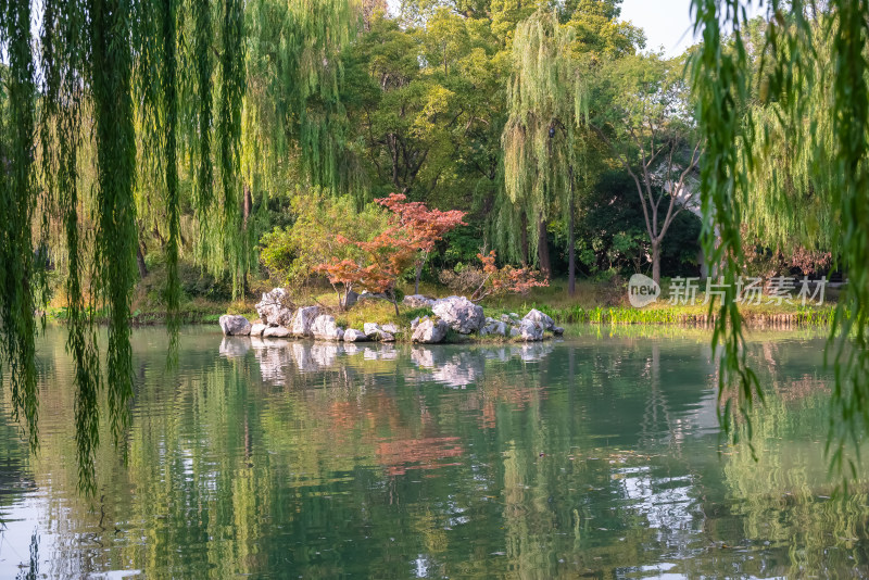 晴朗的午后，扬州瘦西湖江南园林风景