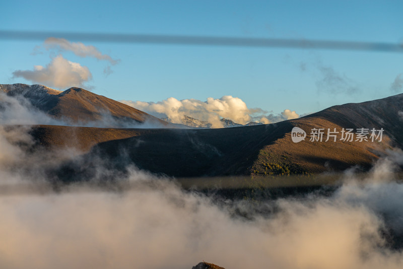 云雾缭绕的山峰天空云海