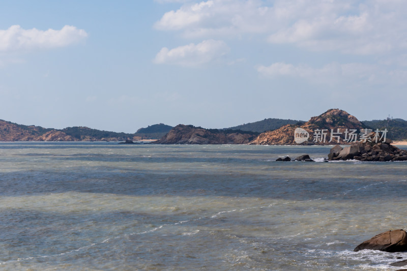 海边远山与海面风景