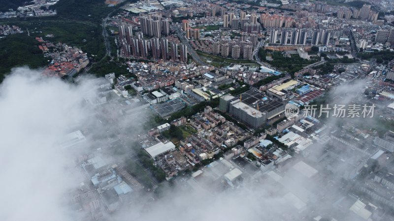 广东东莞：雨后城镇上空云雾缭绕