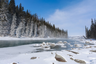 新疆喀纳斯雪景神仙湾冰河晨雾雪山森林雾凇