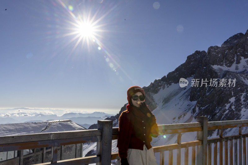 美女在云南丽江玉龙雪山旅行