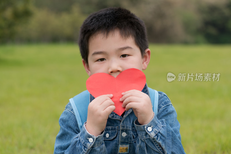 手拿红心的小男孩