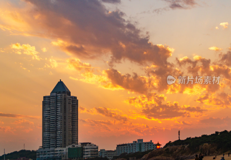 青岛第二海水浴场霞光，远处青岛东海大酒店