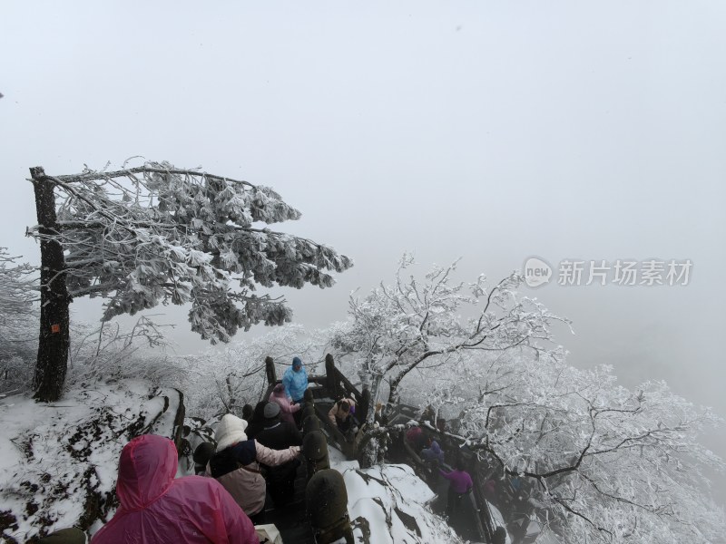 湖北武当山景区金顶冬季大雪登山游客