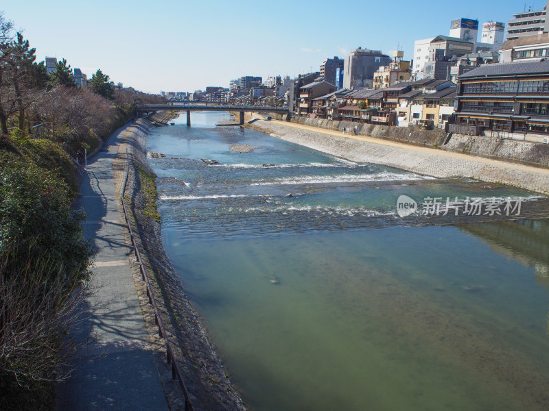 京都鸭川河畔的城市风光