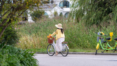 云南大理洱海边的环海路骑行游玩