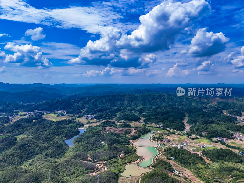 南方丘陵山川农田航拍图