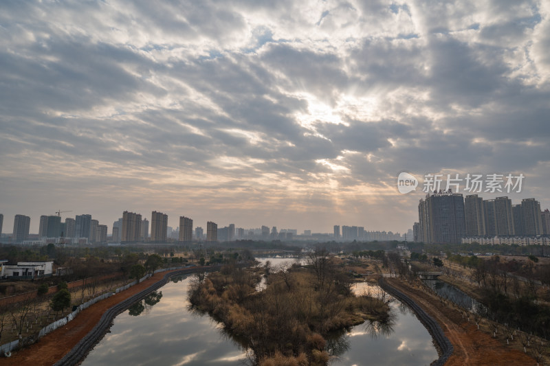 城市河流与高楼全景