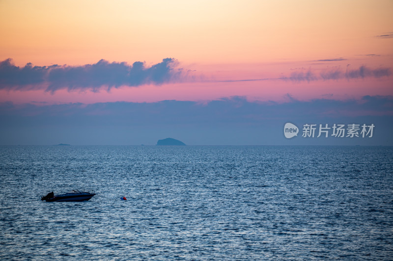 山东烟台东山栈桥海上日出前的朝霞景观