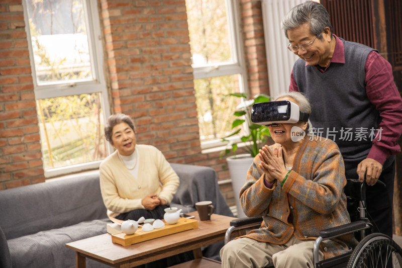 老年人聚在一起戴VR眼镜