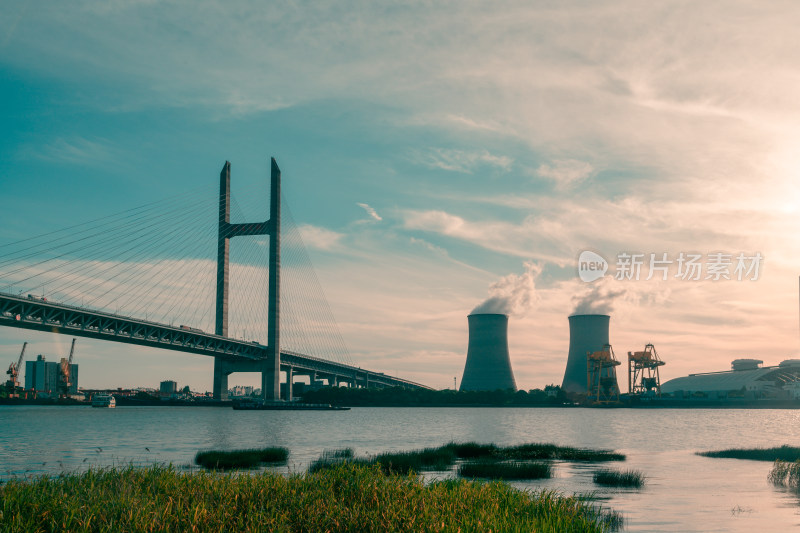 上海闵浦大桥夏天蓝天白云河流江水面日落