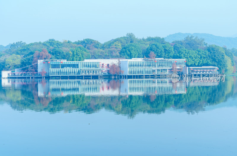 广州麓湖公园湖光山色碧绿山林全景风光