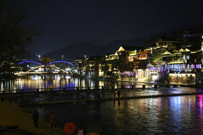 凤凰古城沱江两岸的夜景