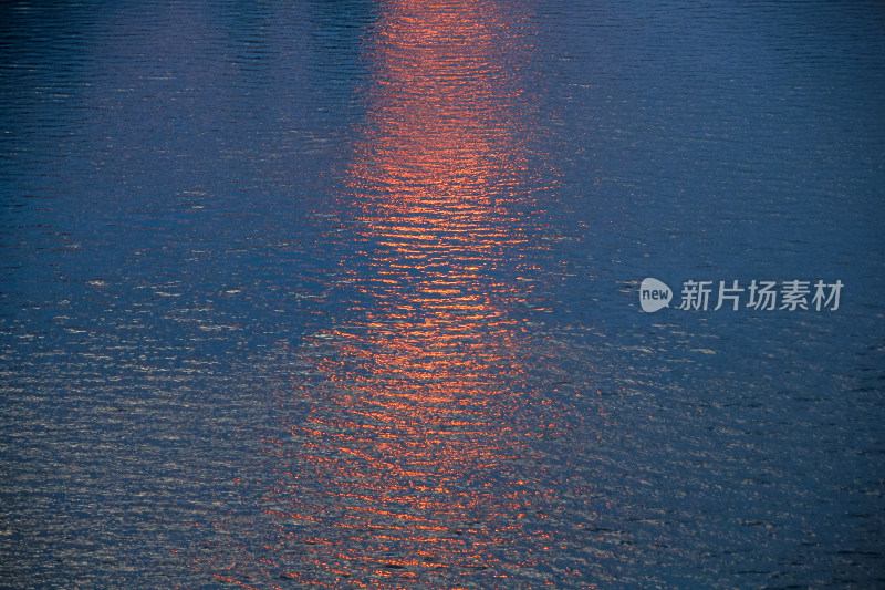 夕阳余晖下金光闪闪的水面