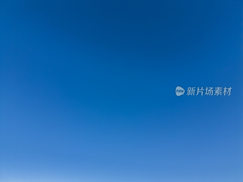 无人机高空航拍纯净的蓝天背景