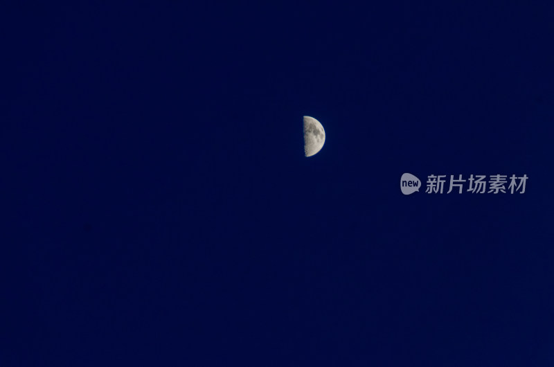 深蓝色夜空中的弯弯月牙