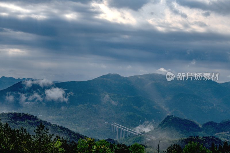 重庆酉阳：雾漫缭绕美青山