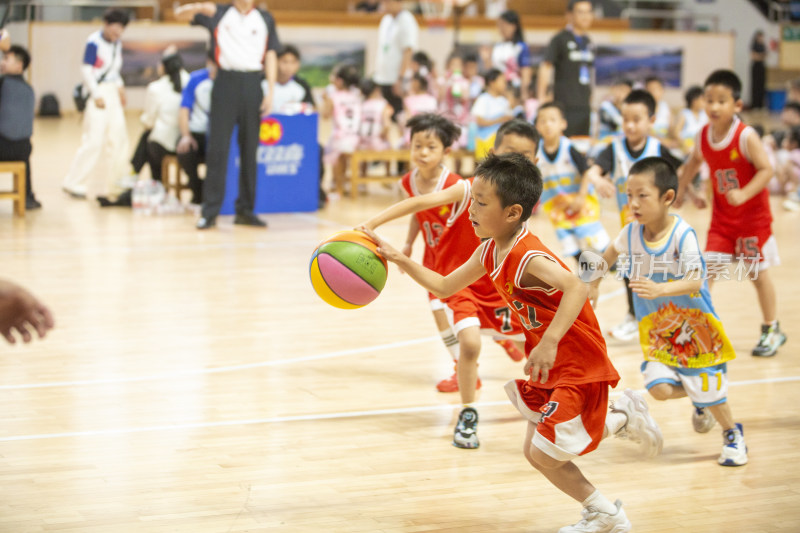 幼儿体育大会中的篮球对战