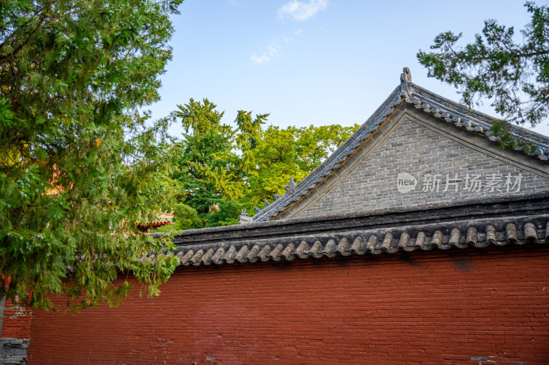 河南登封少林寺清晨日出时山门风光