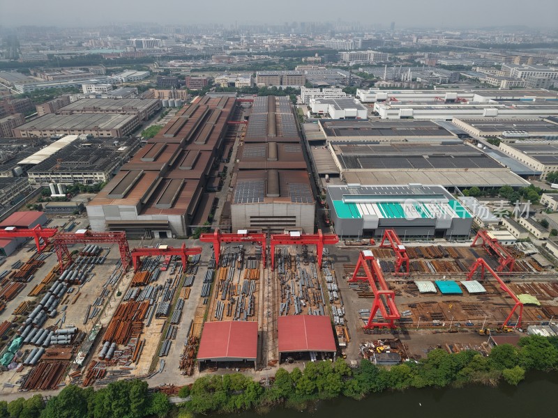 工业区厂房及起重机航拍图