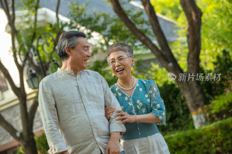 幸福的老年夫妇在小区内散步