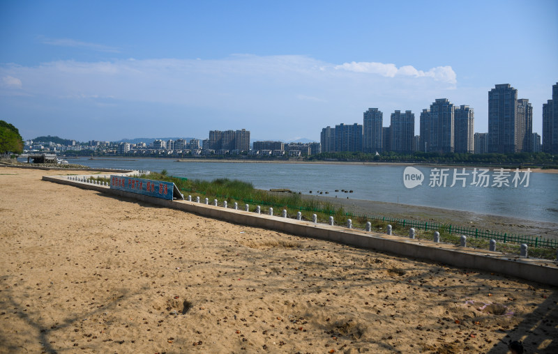 城市高楼旁水域的自然景观