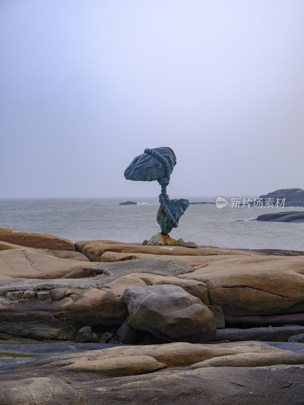 海边岩石上的雕塑景观