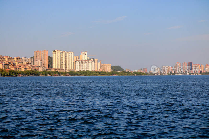 黄石磁湖景区城市风光，眺望城市天际线