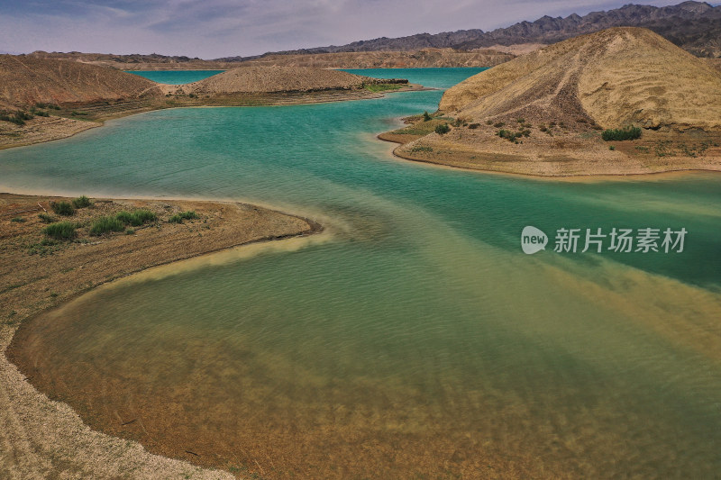 荒漠中翠绿的湖泊