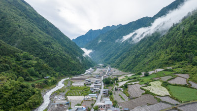 川西阿坝理小路自驾途中的理县朴头镇罗沟村