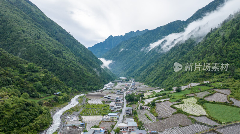 川西阿坝理小路自驾途中的理县朴头镇罗沟村