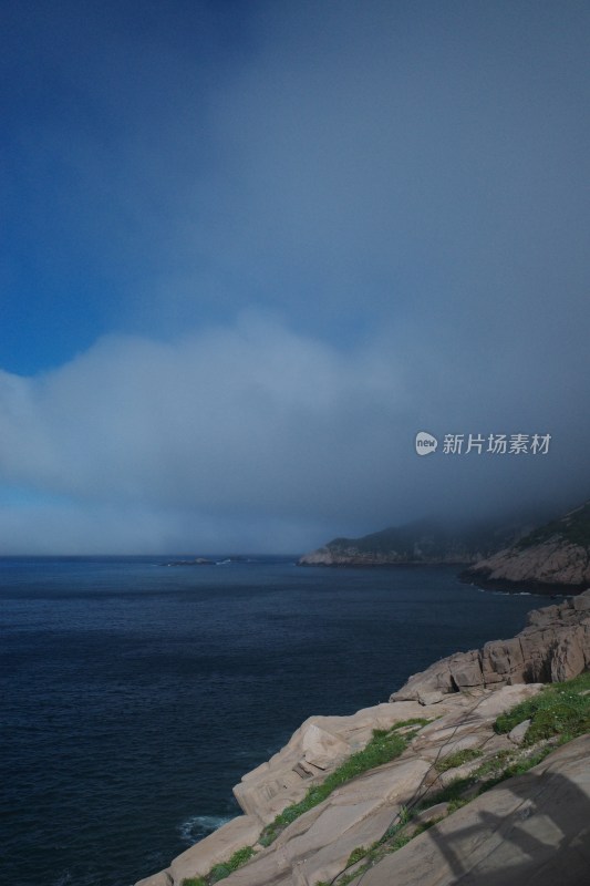 海边岩石上眺望远处大海云雾景观