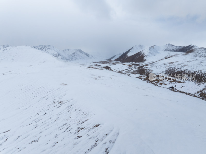 航拍青海德马高速旁的挝卓依垭口雪山