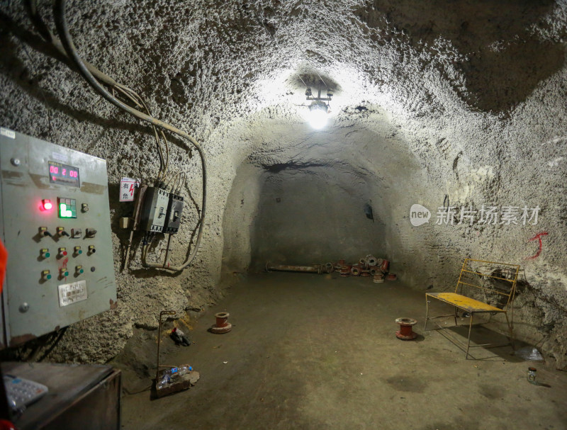 地下隧道内的电气设备场景
