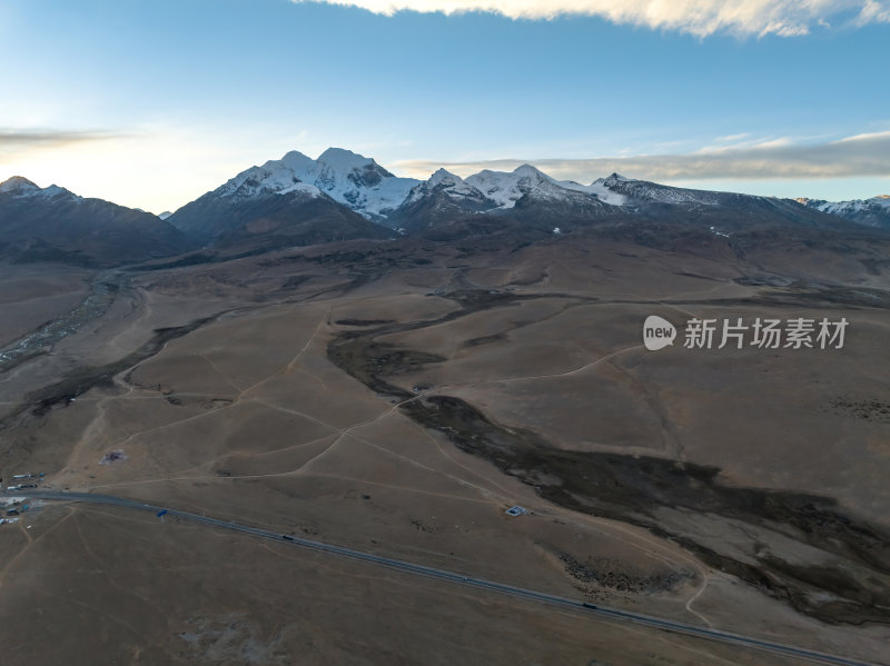 西藏那曲念青唐古拉山青藏公路高空航拍