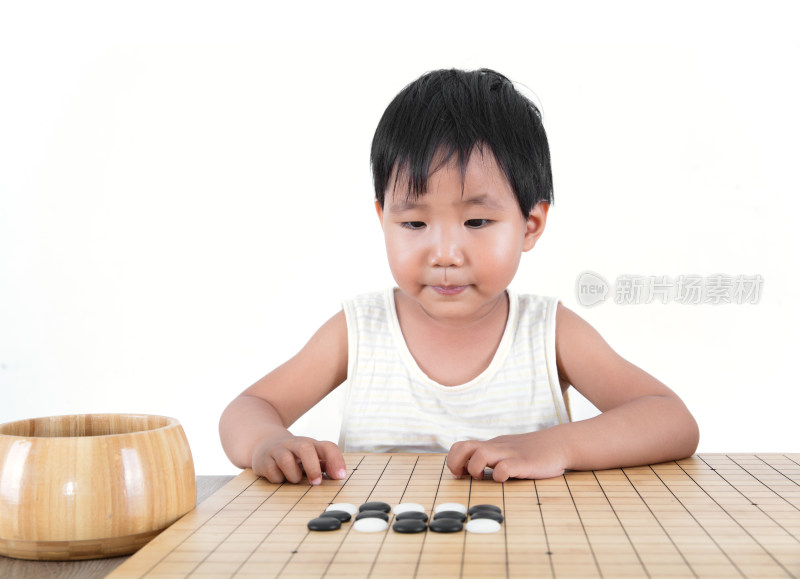 中国小女孩在认真的学习下围棋