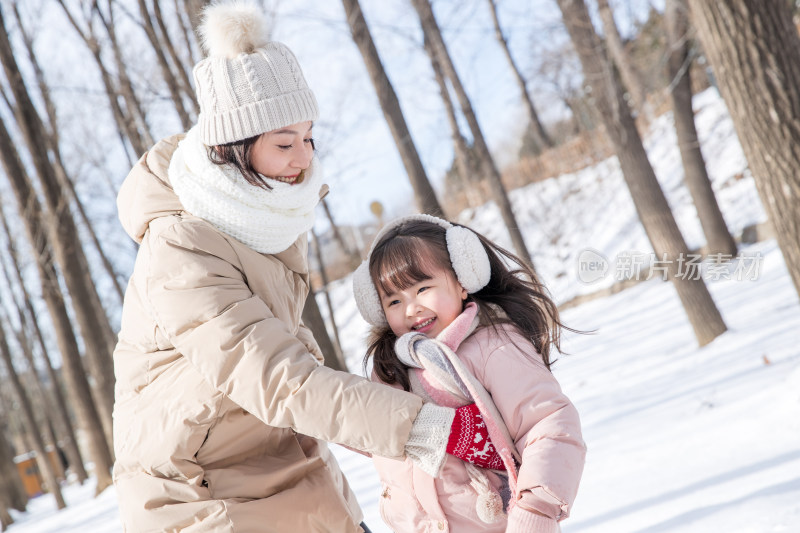 快乐母女在雪地玩耍