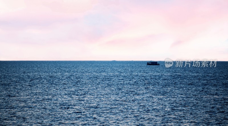 海面船只与粉紫色天空景观