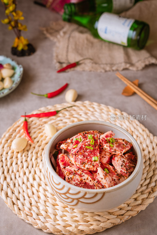 韩国料理一碗新鲜的拌牛肉