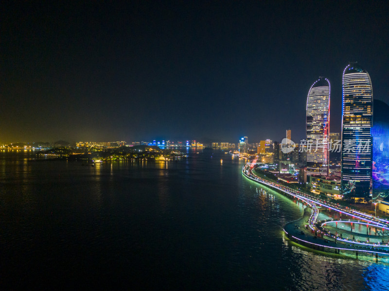 福建厦门鼓浪屿双子塔夜景航拍图