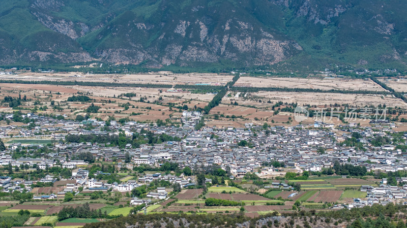 山脚下的村庄全景，田园风光优美静谧