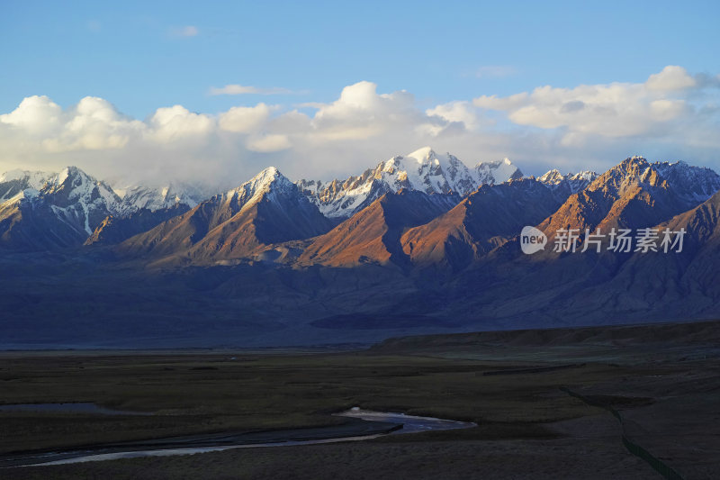 去往塔县的雪山