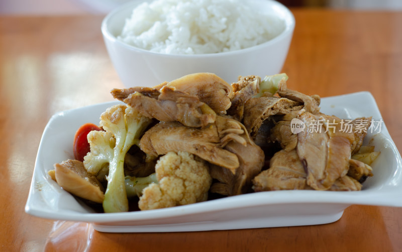 白米饭配鸡肉凉菜的木桶饭