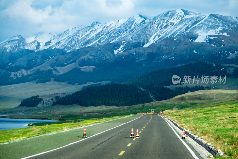 新疆赛里木湖通往雪山的公路