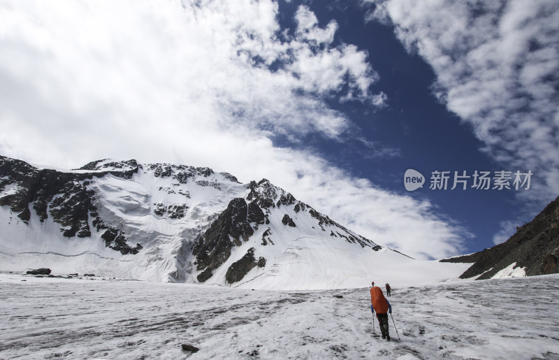 博格达  新疆  天山 蓝天白云下的雪山风景