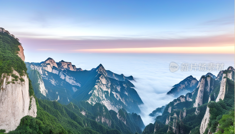 云雾缭绕的壮丽华山山景