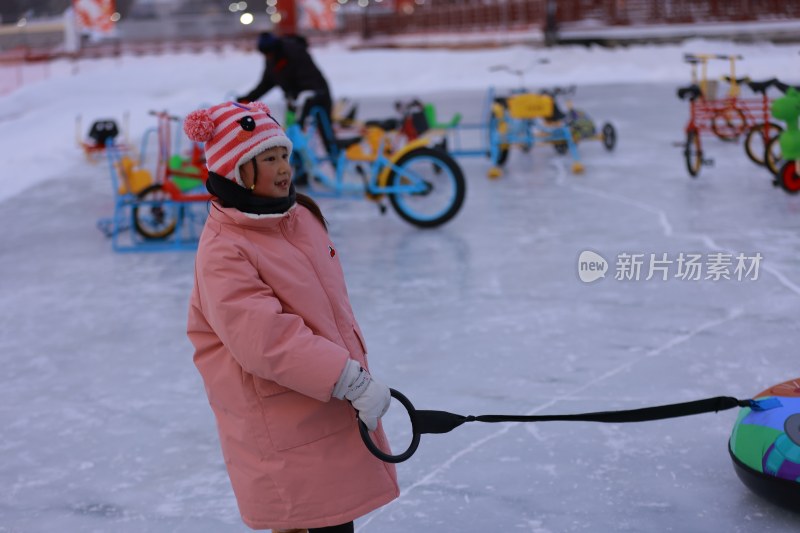 冬日小女孩雪地玩耍