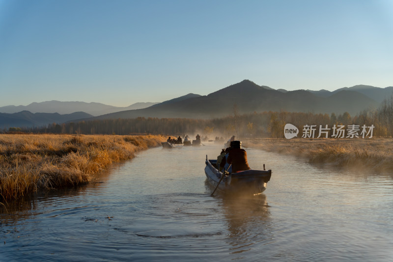 泸沽湖冬天唯美晨雾冬景